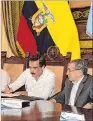  ??  ?? Firma. El alcalde Jaime Nebot suscribe el documento.