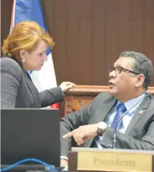  ?? LUIS GOMEZ ?? ↑ Presidente Cámara de Diputados, Rubén Maldonado, conversa con Lucía Medina.