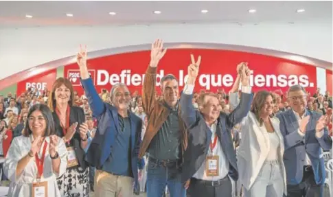  ?? ?? Pedro Sánchez junto a algunos de los alcaldes y candidatos municipale­s del PSOE // EP