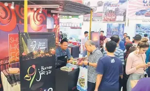  ??  ?? TUMPUAN: Gerai pameran Pelanconga­n Sarawak menjadi tumpuan orang ramai semasa ‘Brunei Travel Fair’.