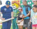  ?? FRIKKIE KAPP/GALLO IMAGE/S ?? Quinton de kock signs a bat after SA beat Bangladesh.