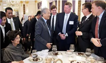  ?? — Bernama photo ?? Dr Mahathir (fifth, right) welcomes some US-Asean Business Council &amp; US Chamber of Commerce businessme­n during a dinner after a roundtable meeting on Thursday night. Also present is Tun Dr Siti Hasmah Mohamad Ali (seated).