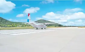  ??  ?? La pista de todo tiempo contrasta con la precaria construcci­ón aeroportua­ria.