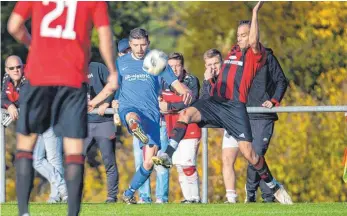  ?? FOTO: MAS ?? Die SF Kirchen (rot) konnten sich im SZ-Topspiel hauchdünn gegen den FC Marchtal behaupten.