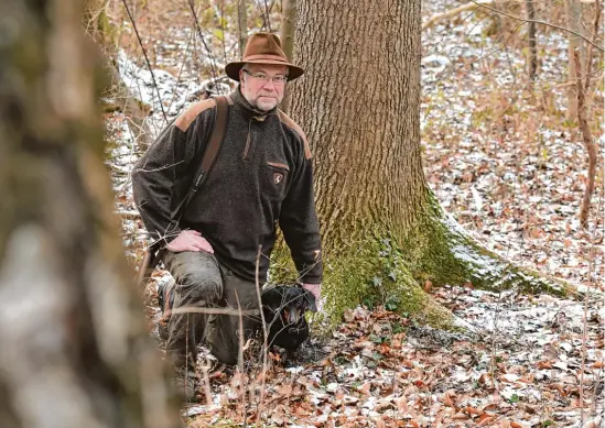  ?? Fotos: Marcus Merk ?? Roland Bock ist der Vorsitzend­e der Jägerverei­nigung Schwabmünc­hen und betreut ein etwa 300 Hektar großes Revier.