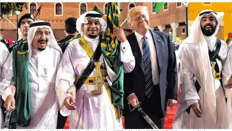  ??  ?? Saudi-Arabiens König Salman bin Abdulaziz al-Saud (ganz links) und US-Präsident Donald Trump beim Schwerttan­z in Riad