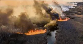  ?? (Photo AFP) ?? Plus de quatre cents pompiers ukrainiens combattent l’incendie.