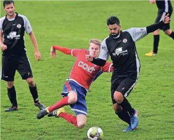  ??  ?? FC Kleves Lukas Ehrhardt (mitte) hofft auch gegen Burgaltend­orf auf einen Joker-Einsatz.
RP-Foto: van Offern