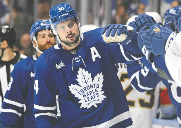  ?? CLAUS ANDERSEN / GETTY IMAGES ?? Maple Leafs centre Auston Matthews celebrates his 61st goal of the season against the Florida Panthers Monday at Scotiabank Arena
in Toronto. The ninth NHL player to score 60 in a season twice, he deposited his 62nd into an empty net late in his team’s 6-4 win.