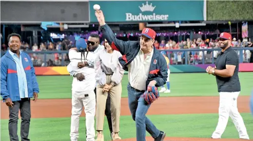  ?? F.E. ?? El presidente Luis Abinader hizo el lanzamient­o de honor previo al partido ante Venezuela la noche del sábado. Presentes Pedro Martínez, David Ortiz, El Alfa, la primera dama Raquel Arbaje y Albert Pujols. Abinader regresó ayer al país.