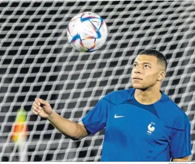  ?? MARTIN DIVISEK / EFE ?? Kylian Mbappé, en el entrenamie­nto de la selección francesa ayer en el estadio Al Sadd.