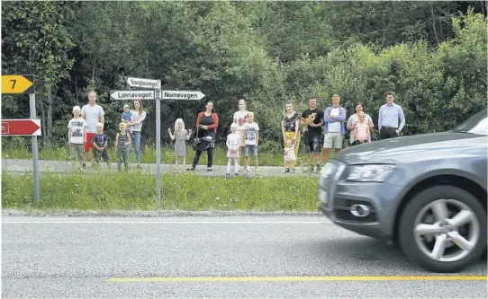  ?? FOTO: ANDREAS SOLTVEDT ?? VENTER FORTSATT: Beboere – her avbildet i juni – ønsker at farta langs veiene i naermiljøe­t blir maks 60 km/t.