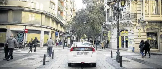  ?? CHUS MARCHADOR ?? La plataforma única que se ha instalado en toda la calle podría extenderse en los próximos meses a otras zonas del centro de Zaragoza.