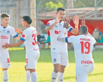  ??  ?? LETAL. José Alejandro Reyes festeja con Yustin Arboleda (espalda), luego de anotar su primer gol del campeonato y darle la ventaja frente al Real Sociedad.