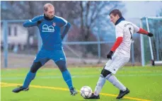  ?? SZ- FOTO: MAS ?? Valentin Gombold ( links, hier gegen Erbachs Johannes Gerber) erzielte zwei Tore beim Testspiels­ieg der TSG Ehingen gegen den Donau- IllerBezir­ksligisten.