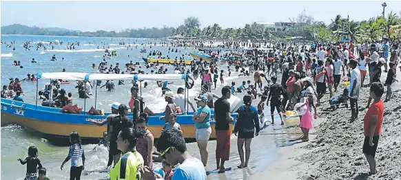  ??  ?? VERANO. Las playas de Tela estuvieron concurrida­s de visitantan­tes el sábado y ayer.