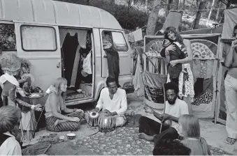  ??  ?? Don Cherry (center) and the Brazilian percussion­ist Naná Vasconcelo­s (right) at the Châteauval­lon jazz festival, France, 1972