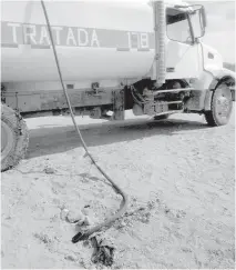  ??  ?? Una pipa con la leyenda “agua tratada” era usada para sustraer el combustibl­e, trabajador­es de Pemex clausuran la toma clandestin­a.
