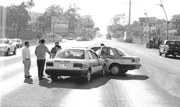  ?? (FOTO: MIGUEL ROJAS) ?? El taxi con número económico 1319 quiso ganarle al otro taxi dando vuelta "U".