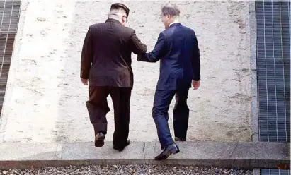  ??  ?? LOS PASOS. De la mano, Kim hizo que su homólogo surcoreano cruzara a territorio del norte.