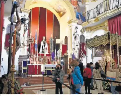  ??  ?? El oratorio de Santa María Reina acogió a los devotos del Santísimo Cristo de la Agonía y la Virgen de las Penas.