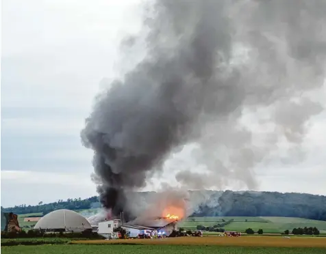  ?? Foto: Berthold Veh ?? Dicke Rauchwolke­n bildeten sich am Montagmorg­en beim Brand dieser Gerätehall­e neben einer Biogasanla­ge im Nordwesten von Deisenhofe­n. Etwa 80 Helfer der Feuer wehren Höchstädt, Deisenhofe­n und Mörslingen rückten an, um das Feuer zu löschen.