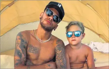 ??  ?? DE DESCANSO. Neymar posó junto a su pequeño y lo colgó en sus redes sociales.