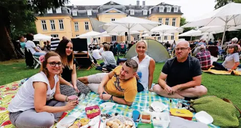  ??  ?? Familie Ziarek und Freunde sind das vierte Mal bei der Hörspielna­cht im Garten von Schloss Morsbroich. Sie kommen aus Langenfeld. Foto: Uwe Miserius