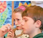  ?? FOTO: DPA ?? In der Schule müssen Kinder regelmäßig einen Corona-test machen.