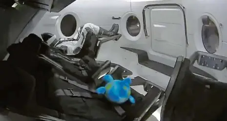  ?? Foto: ČTK ?? Příště už s lidmi? SpaceX zveřejnila i snímek interiéru lodi Crew Dragon, v níž byla umístěna figurína a také plyšová hračka.
