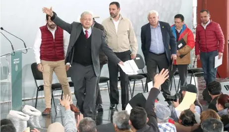  ??  ?? El presidente Andrés Manuel López Obrador entregó ayer apoyos a productore­s del campo, durante un evento en el estado de Zacatecas.