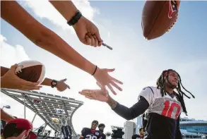  ?? Brett Coomer / Staff photograph­er ?? Texans receiver DeAndre Hopkins was a popular presence for the fans during training camp Thursday at the Houston Methodist Training Center.