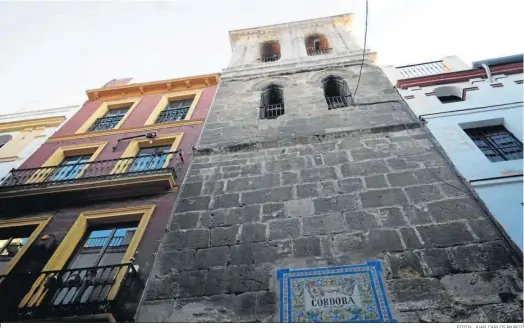  ?? FOTOS: JUAN CARLOS MUÑOZ ?? Fachada de la torre campanario del Salvador hacia la calle Córdoba.
