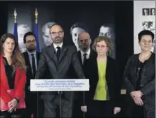  ?? (Photo AFP) ?? Edouard Philippe entouré des membres de sons gouverneme­nt : (de gauche à droite : Marlène Schiappa, Mounir Mahjoubi, JeanMichel Blanquer, Muriel Pénicaud et Dominique Vidal.