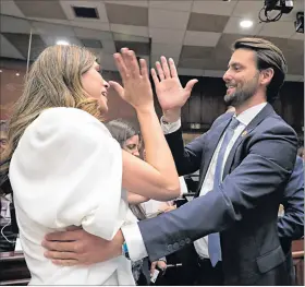  ?? TOMADO DE BANCADA ADN ?? Celebració­n. La legislador­a Valentina Centeno y el ministro Niels Olsen.