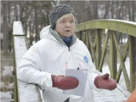  ?? FOTO: LEHTIKUVA / STEFAN ÖHBERG ?? SANERINGSP­LAN. Veterinär Jessica Löfgren-Eriksson har skrivit saneringsp­lanen för Lilla holmen.