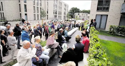  ?? BILD: JANINA RAHN ?? Großes Interesse: Architekt Robin Limmroth und Projektlei­terin Daniela di Piazza (ganz rechts) erklären den Besuchern das neue Stadtquart­ier „Beverbäker Wiesen“.