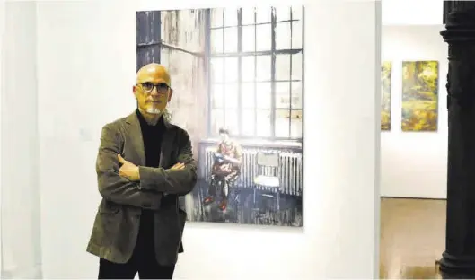  ?? FOTOS: JAIME GALINDO ?? El pintor zaragozano Ignacio Fortún, ayer junto a ‘Berlín’ (2021), una de las obras que componen su nueva exposición.