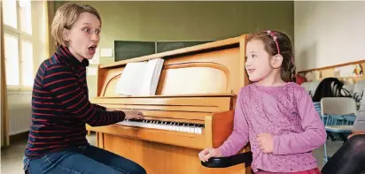  ?? FOTO: UM ?? Die fünfjährig­e Victoria aus Schlebusch hatte zwei Lieder im Gepäck fürs Casting. Eines sang sie mit Gesangspäd­agoginNico­le Jers.