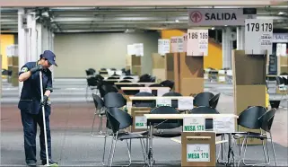  ?? JOHN VIZCAÍNO / AFP ?? Organizaci­ón. Todo listo en Colombia para la celebració­n de la primera ronda de elecciones presidenci­ales.