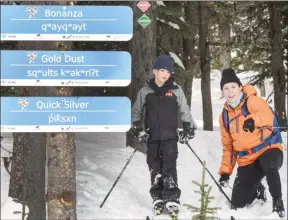  ?? ?? MARK BRETT/Local Journalism Initiative
Community program leader Tyren Boots helps West Bench student Dane Baylis with his cross country skiing skills at Nickel Plate Nordic Centre, near Penticton. Dual language (nsyilxcn -Sylix/Okanagan Nation language) signs now mark the trails.