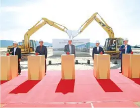  ?? ?? HE Kuoch Chamroeun (centre) and Ian Tan (right) break ground on the Bay of Lights project.