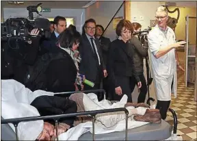  ??  ?? Marisol Touraine aux urgences de l’hôpital Saint-Antoine, le 27 décembre.