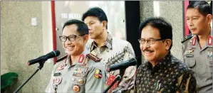  ?? MIFTAHULHA­YAT/JAWA POS ?? SINERGI: Kapolri Jenderal Tito Karnavian (kiri) bersama Menteri Agraria dan Tata Ruang Sofyan Djalil memberikan keterangan kepada wartawan mengenai kasus mafia tanah di Mabes Polri kemarin.