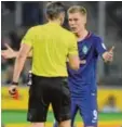  ?? Foto: imago ?? Aron Johannsson im Gespräch Schiedsric­hter Tobias Stieler. mit