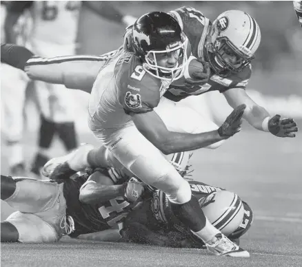  ?? Edmonton Journal/files ?? Calgary Stampeders Jon Cornish breaks free from Edmonton Eskimo J.C. Sherritt during second half CFL action at Commonweal­th Stadium on Sept. 7 in Edmonton. The Esks tackling star will be aiming to shut down the Calgary back.