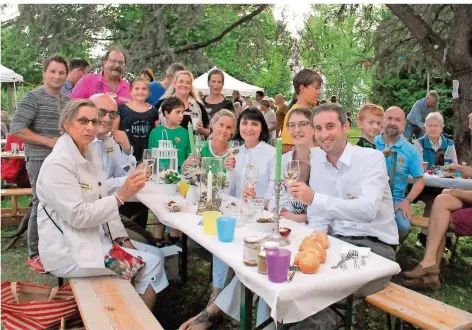  ??  ?? Die Nachbarn vom St. Arnualer Schenkelbe­rg trafen sich am Samstag im hübschen Park ihres Wohnvierte­ls zum gemeinsame­n Feiern. Stefan Seel (hinten rechts im hellblauen Polo-Shirt) war einer der Organisato­ren dieses sommerlich­en Treffens.FOTO: ANDREAS LANG