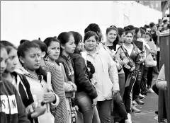  ?? DIEGO pallero / El COMERCIO ?? • Las mujeres que se presentaro­n en el Fuerte Militar El Pintado, en el sur de Quito, esperaban ser acuartelad­as.
