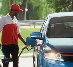  ?? — AP ?? t: An attendant pumps petrol into a car in Kuala Lumpur. of consumers, the Pakatan government has delivered if one sentiment.