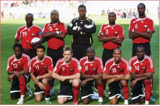  ?? FOTO AFP ?? De elf voor de WK-match tegen Zweden. Met linksboven Dwight Yorke en centraal de melkwitte Chris Birchall, die voorheen nog nooit in Trinidad &amp; Tobago was geweest.